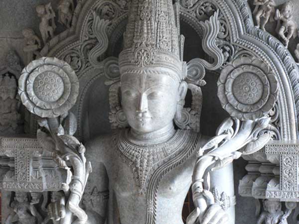 SŪrya, statue en bois à New Delhi